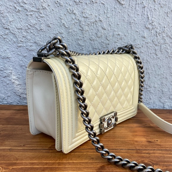 ⭐️⭐️GORGEOUS⭐️⭐️ CHANEL Reverso Boy Flap Bag patent leather Crossbody Bag - Picture 6 of 17